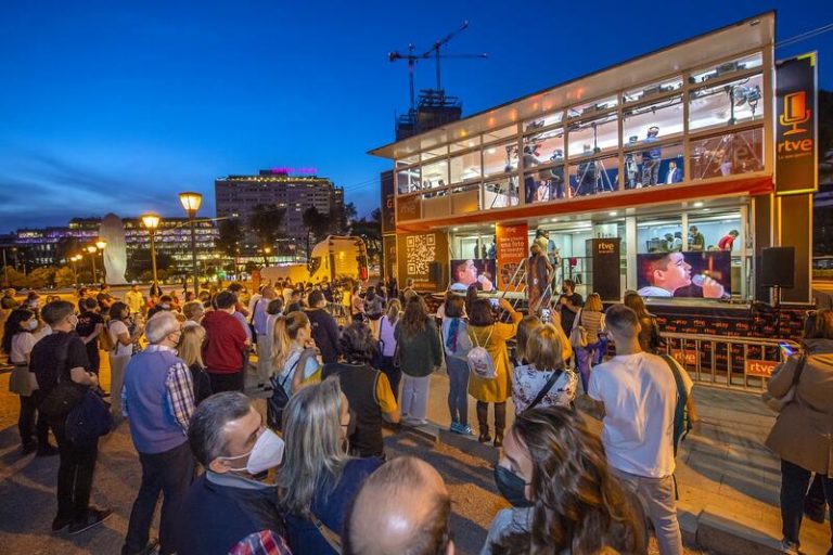 'La gran consulta' ciudadana de RTVE recibe ya más de 55.000 respuestas y su plató móvil inicia el recorrido