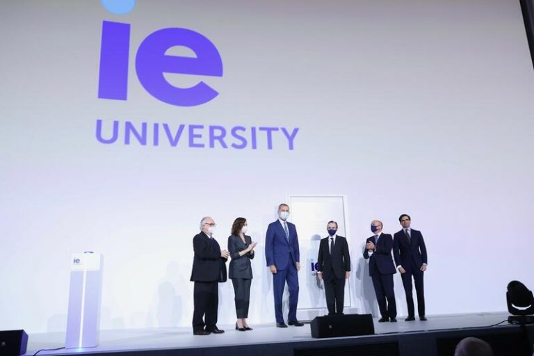 El Rey preside la inauguración de la torre que albergará la sede de la IE University en Madrid