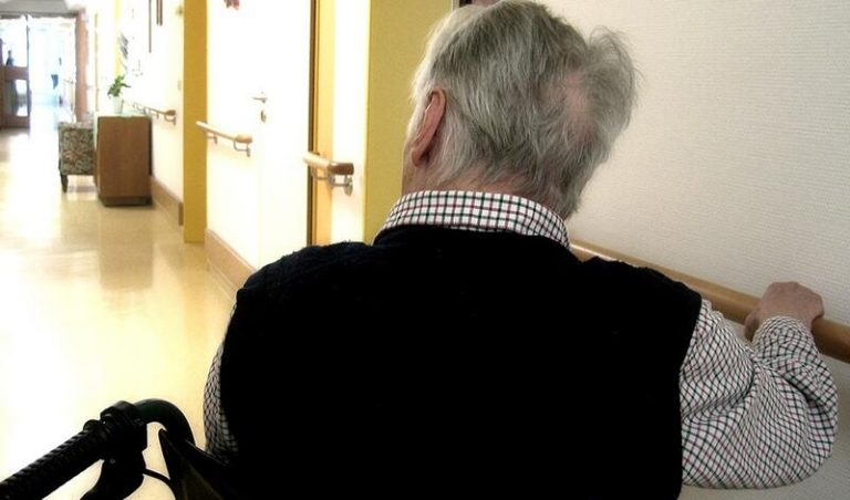 Andalucía registra 9 usuarios y 11 trabajadores de residencias de mayores con positivos Covid