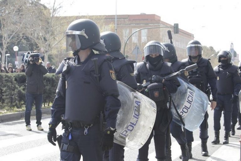 El juez levanta la imputación a los agentes que irrumpieron con un ariete en un piso en la pandemia