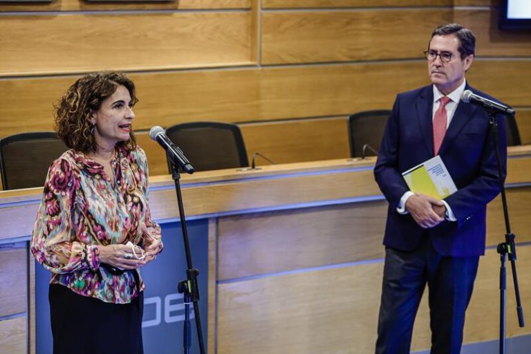 Montero defiende ante Garamendi un proyecto de PGE conservador en materia fiscal