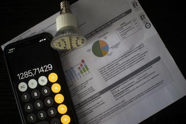 La luz baja este miércoles un 2,77%, pero sigue por encima de la cota de los 200 euros/MWh