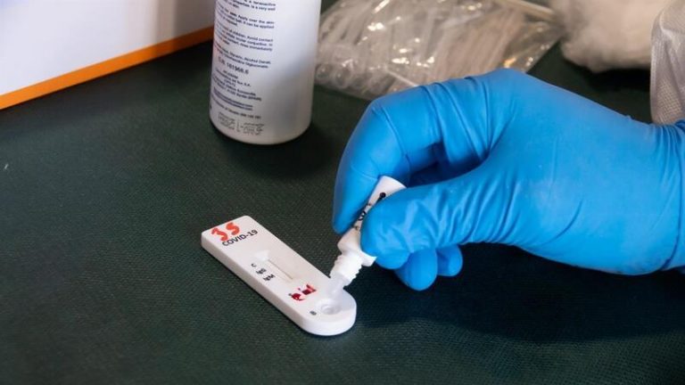 Andalucía mantiene sin cambios su tasa en 29,8 y suma 227 contagios y cuatro fallecidos