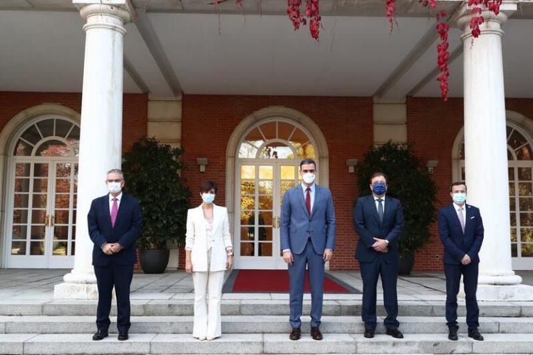 Sánchez recibe en Moncloa a los alcaldes de Don Benito y Villanueva que se quieren fusionar