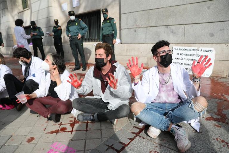 Científicos empapelan el MITECO con el informe del IPCC