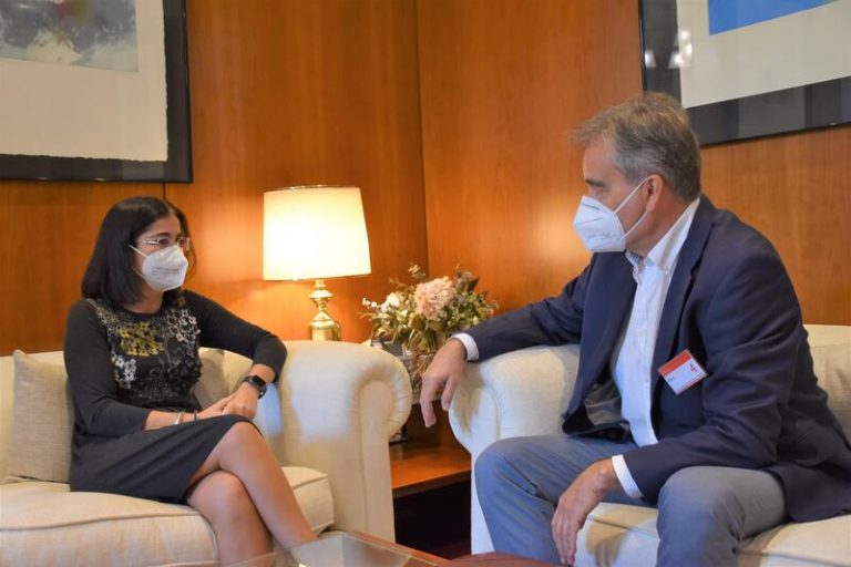 Darias elogia el papel de los enfermeros en la campaña de vacunación