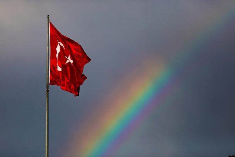 Turquía recorta 200 puntos básicos los tipos de interés y hunde la lira