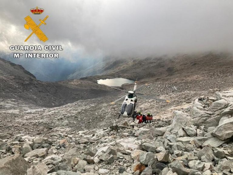 La Guardia Civil rescata a una montañero ruso tras caer unos 8 metros en collado Coronas