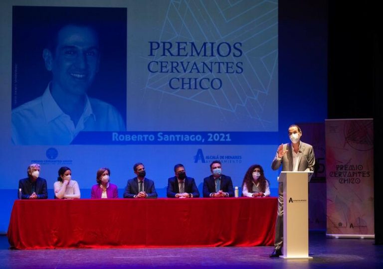 El escritor Roberto Santiago se alza con el Premio Cervantes Chico 2021