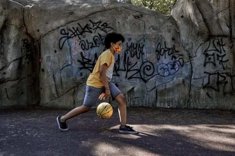 Asociaciones de padres de Madrid no se oponen a la retirada de mascarillas en el patio