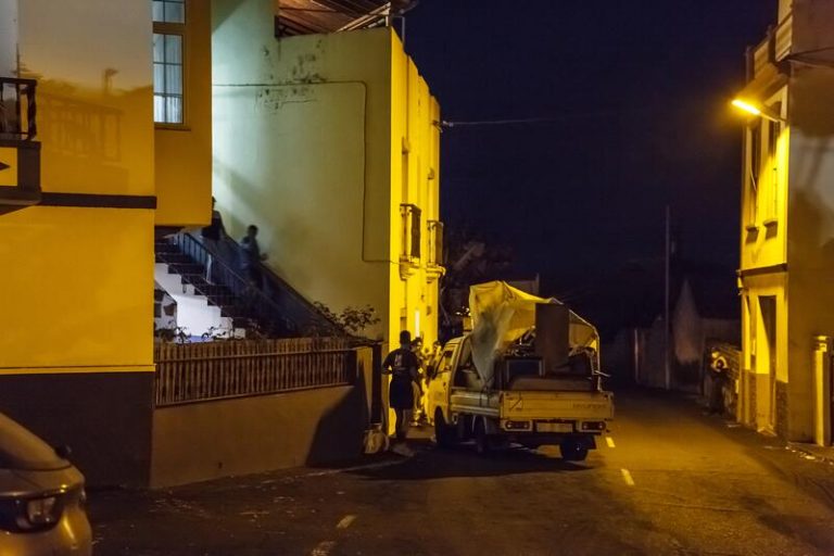 Las dos coladas de La Laguna se unen y avanzan hacia el sureste por detrás de la montaña