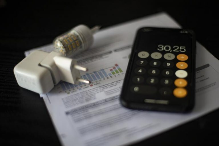 El precio de la luz sube un 3,8% este sábado, hasta los 211,21 euros/MWh