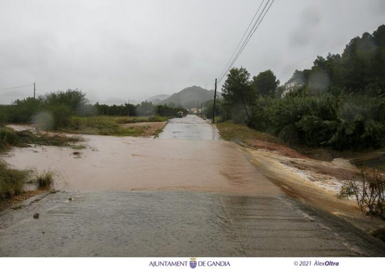 La alerta naranja por lluvias deja cascadas de agua en Cullera