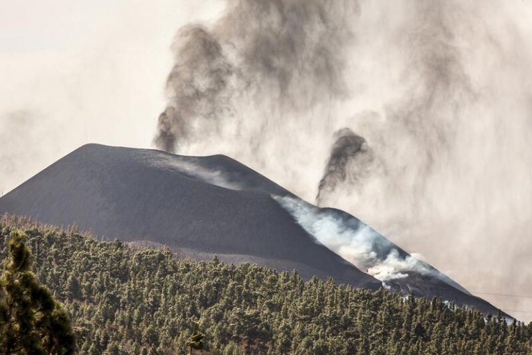 Las coladas sufren una ralentización en el frente pero el volcán las sigue alimentando