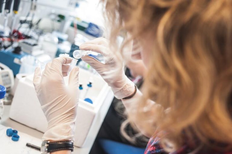 Identifican biomarcador en cáncer de mama metastásico que anticiparía la respuesta a quimioterapia previa a la cirugía