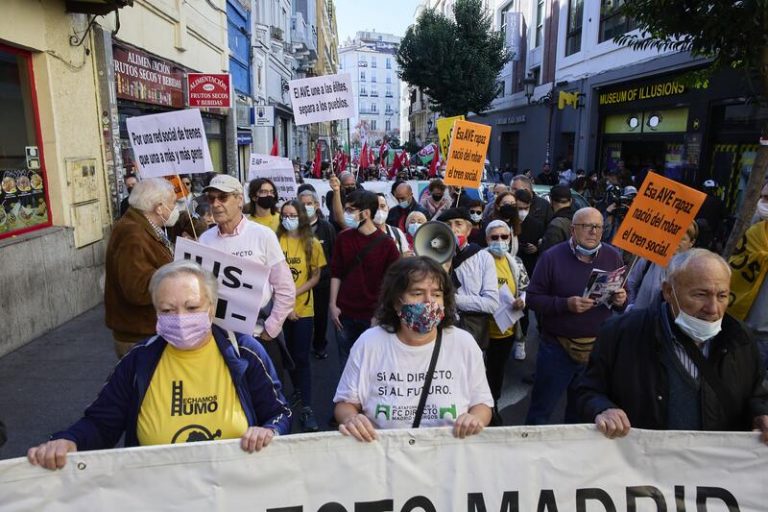 Un millar de personas se manifiesta en Madrid para defender el tren como medio ecológico y sostenible