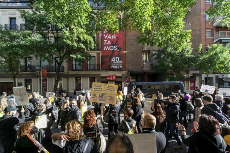 Peluquerías y salones de estética protestan frente a la sede del PSOE para exigir la bajada del IVA
