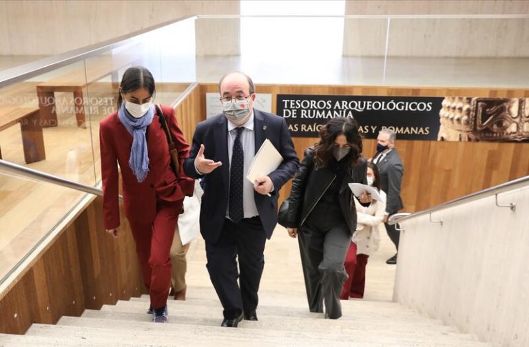 Iceta defiende que el bono cultural 