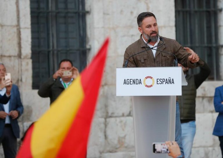 Abascal avisa a Casado de que Vox no le apoyarán para gobernar si sigue como 