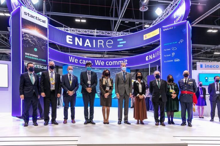 El Rey visita el stand de Enaire en el Congreso Mundial de Navegación Aérea