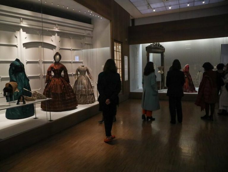 El Museo del Traje incluye más de 500 piezas inéditas en su reapertura