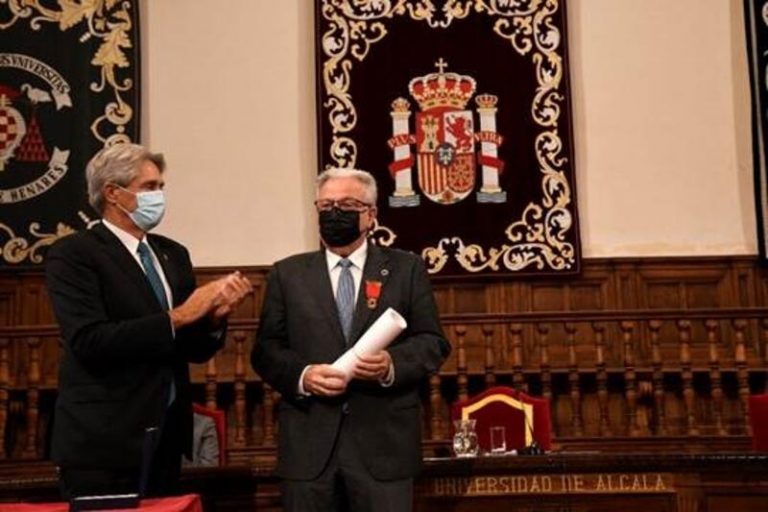 El rector de la UBA recibe la Medalla de Oro Honorífica de la UAH