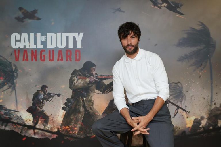 El actor Javier Rey pone su voz en 'Call Of Duty: Vanguard'