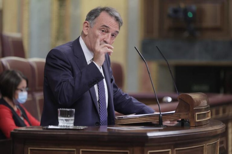 El Gobierno destinará fondos a los municipios afectados por el volcán para planes de desarrollo sostenible