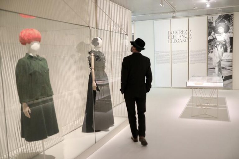El Museo Balenciaga acoge la exposición dedicada a los sombreros y tocados del modisto vasco