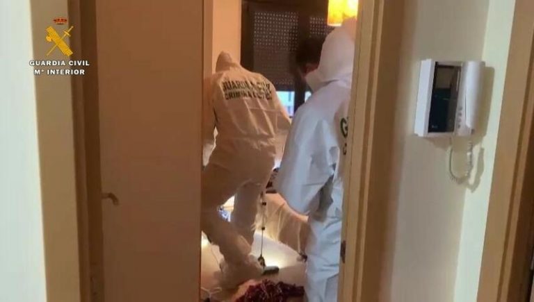 La Guardia Civil inspecciona la vivienda del detenido por el crimen de Lardero