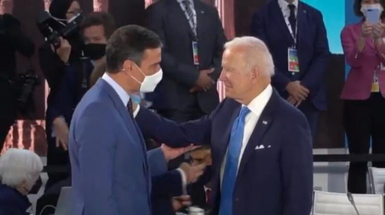 Sánchez conversa brevemente con Biden en la reunión del G20