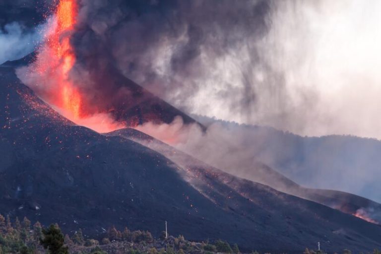 El volcán de La Palma registra explosiones de gran intensidad por la desgasificación