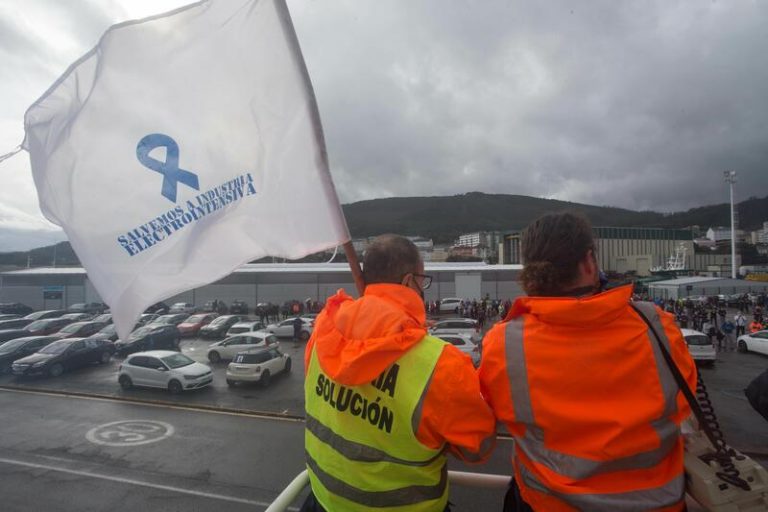 Casi 1.000 vehículos participan en la caravana convocada por el comité de Alcoa bajo el lema 'Enerxía Solución'