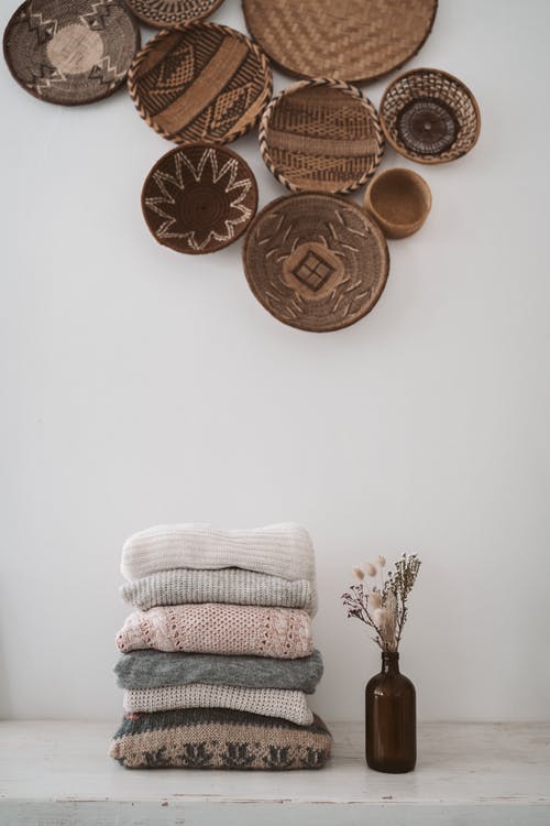 Trucos para que no le salgan pelusas a tus jerséis 3 Cuida los jerséis de pelusas al guardarlos correctamente