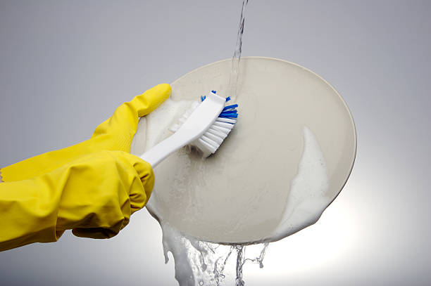 ¿Cómo fregar los platos a mano de forma sencilla y correcta?