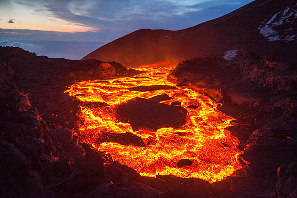 Actividad y erupción de un volcán