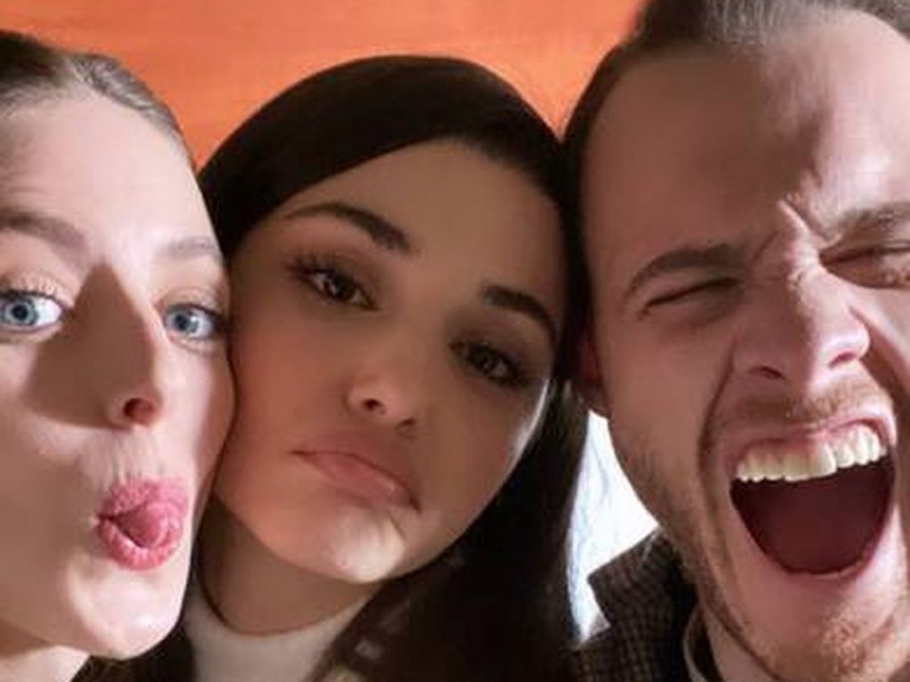 Amigos en la vida real Love is in the air