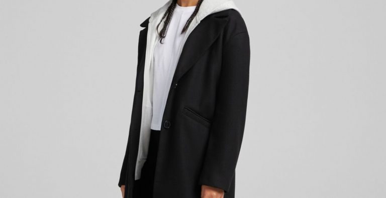 En cinco colores y a 29,99 euros: el abrigo de Bershka más ‘top’