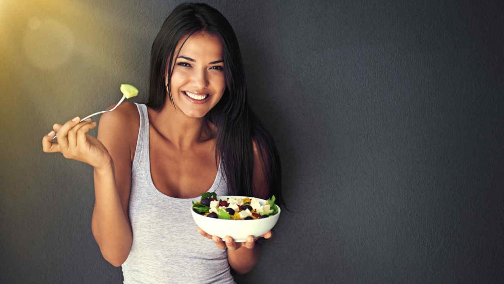 Cinco alimentos que te quitan 10 años de encima y cinco que envejecen