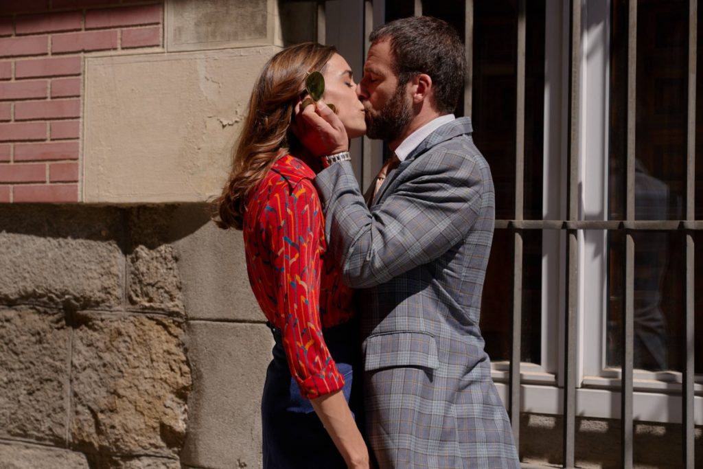 Coral y Fran se besan