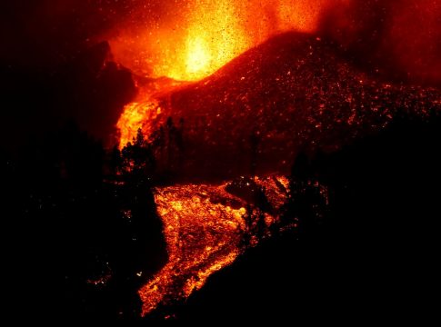 Cumbre-Vieja-de-la-isla-de-La-Palma-no-detiene-su-accionar