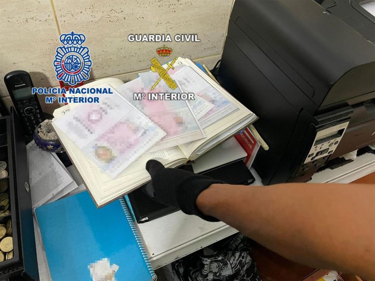 Detenidos en Ibiza 2 miembros de una banda criminal dedicada al traslado de migrantes con documentos falsos
