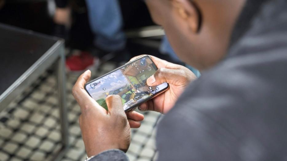 El motivo por el que no deberías llevarte el móvil al baño