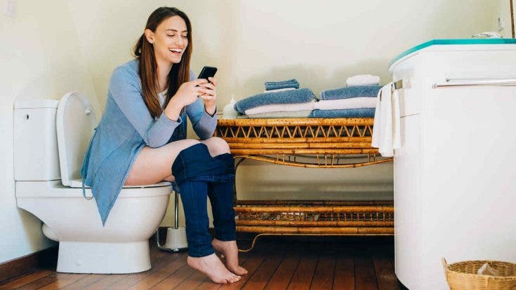El motivo por el que no deberías llevarte el móvil al baño