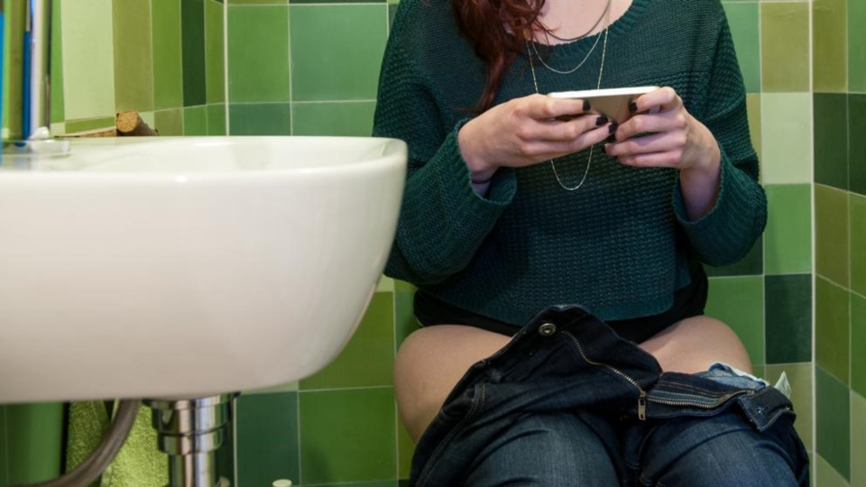 El motivo por el que no deberías llevarte el móvil al baño