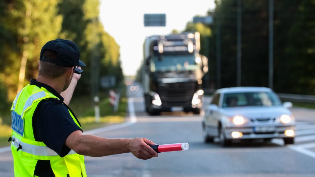 La multa que te puede poner la DGT si no usas los intermitentes 53 El peor error que comenten los conductores