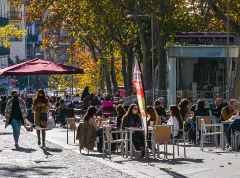 Cvirus.- España registra 3.829 casos y 49 muertes por COVID-19 este fin de semana, con la incidencia cayendo a 46