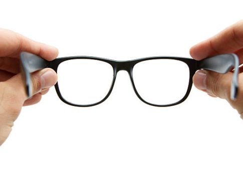 Looking through eyeglasses GAFAS