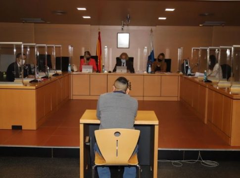 La Fiscalía ratifica su petición de 15 años y 9 meses de cárcel para un acusado de abusar sexualmente de su hijastra