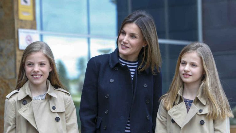La camiseta de la reina Letizia, de Felipe Varela, que usó la infanta Sofía en los premios Príncipe de Asturias